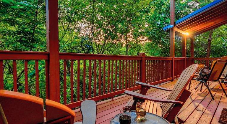 Goonies Cove - Spacious 4BR Cabin Arcade, Pool Table & Hot Tub! — photo 5