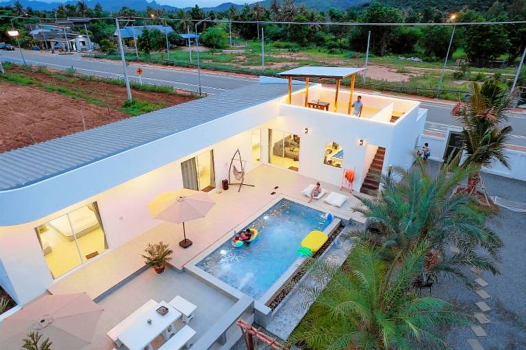 Child-friendly beautiful vacation home with yard, pool & BBQ | Perfect for remote work | Dogs allowed — photo 3