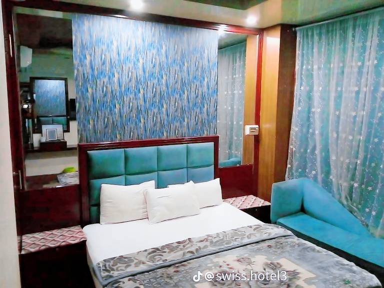 ROYAL FAMILY TIES HOTEL