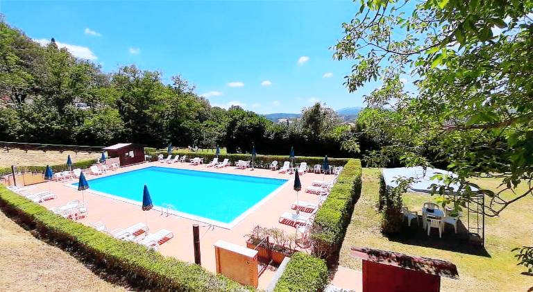 Serviced apartment with BBQ, pool & yard — photo 2
