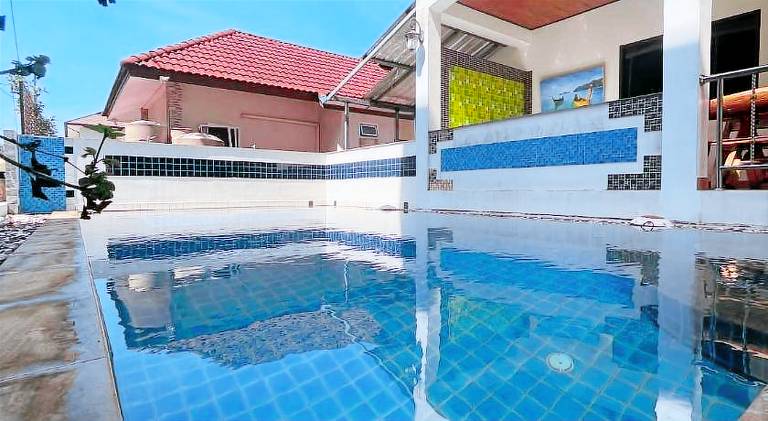 Villa with jacuzzi & pool — photo 5