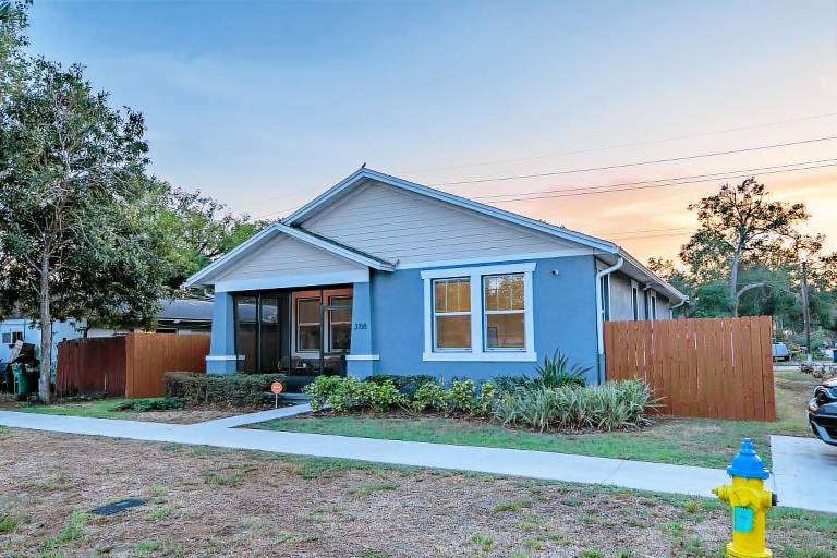 Vacation home with garden in Tampa, FL
