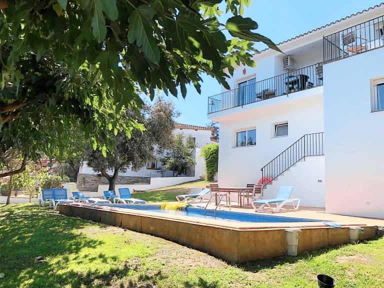 Villa with terrace, yard & barbeque | Sea view — photo 2