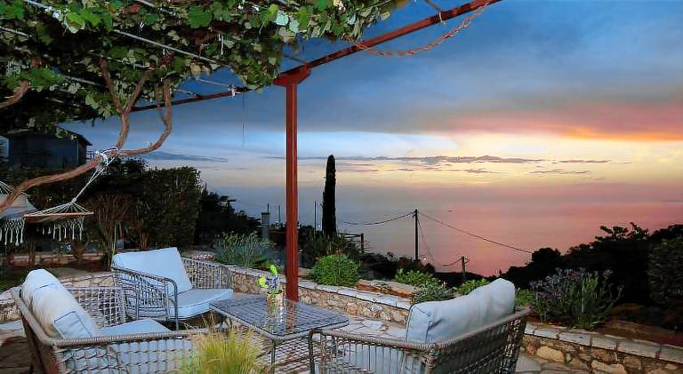 Vacation home with yard & patio | Pets are welcome — photo 3