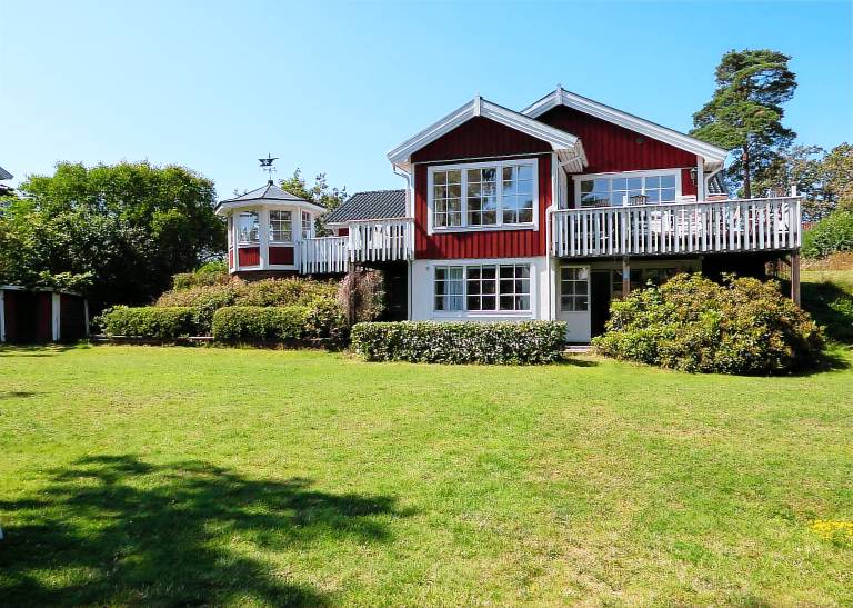 Vacation home with sauna, yard & patio — photo 2