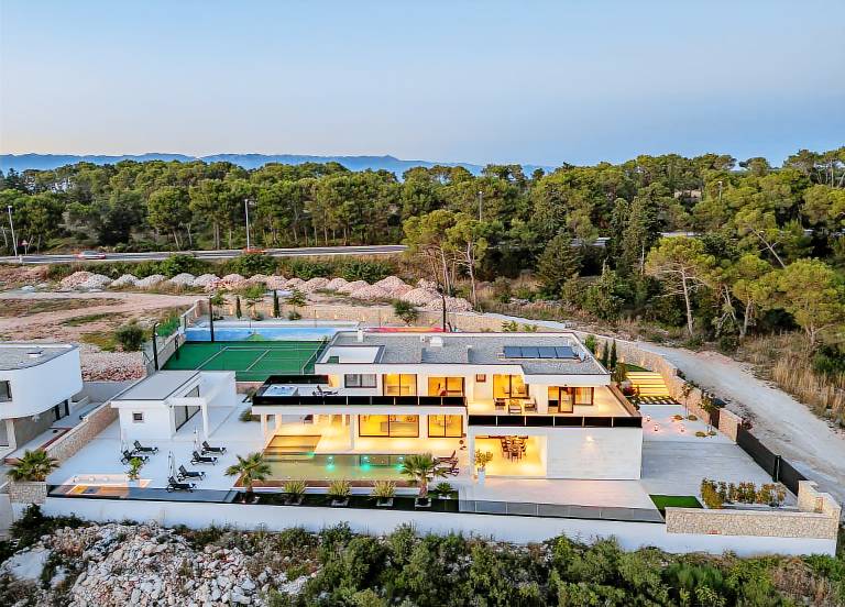 Spacious villa with jacuzzi, patio & sauna | Pet-friendly in Zadar