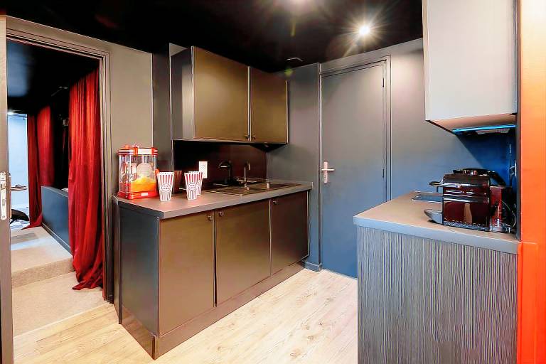 Apartment with hot tub — photo 4