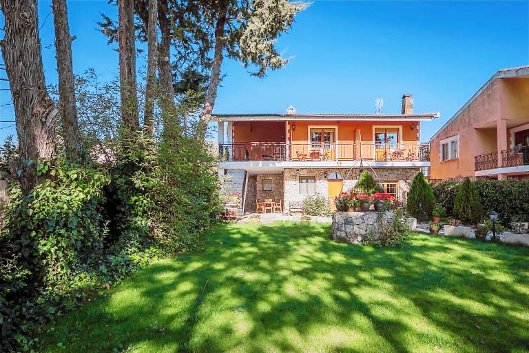 House with fast internet, garden & barbecue in Burgos