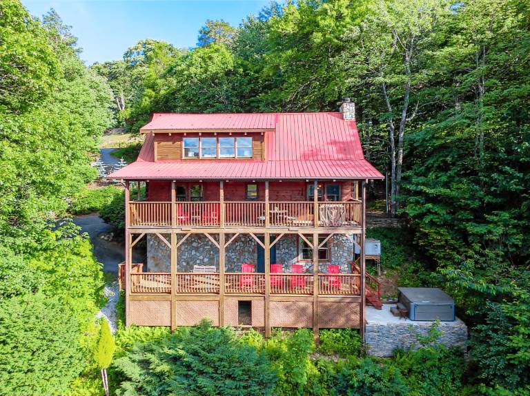 Whispering Ridge Retreat - 7 mins. to downtown Boone, hot tub, great views, pool table! in Boone, NC