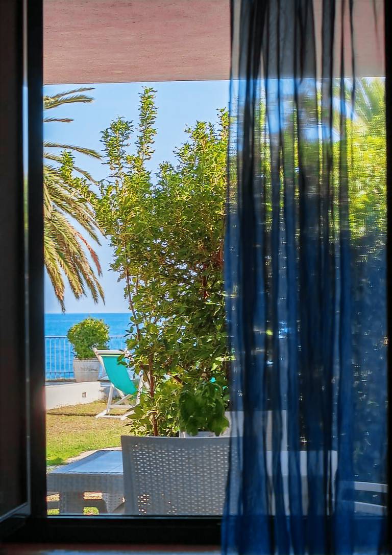 Villa with terrace, garden & barbeque | Beach view — photo 4