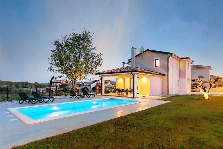 Unique villa with private pool, sea views, baby cot, BBQ, air-conditioned bedrooms with many cycle paths in Porec