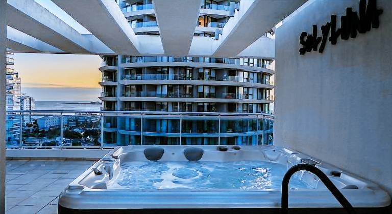 Apartment with pool, patio & grill | Beach nearby | Pets allowed — photo 2
