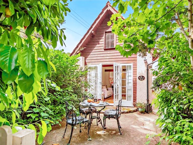 Cottage with pool, patio & barbecue — photo 3
