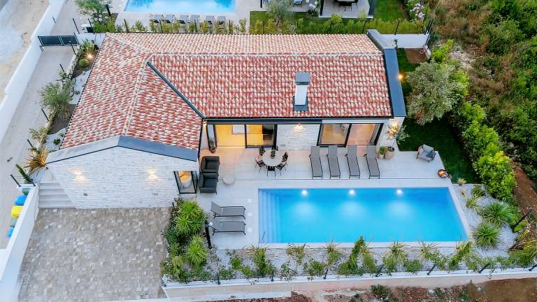 Villa with patio, garden & private pool — photo 2