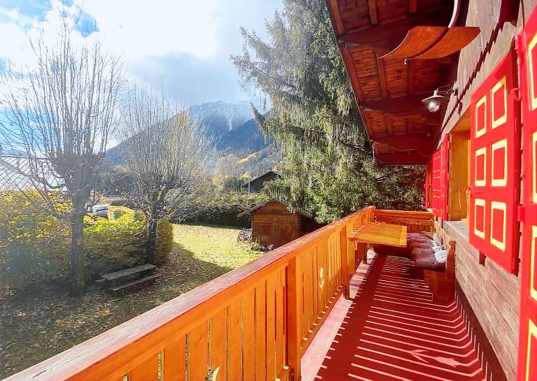 Chalet with garden — photo 4