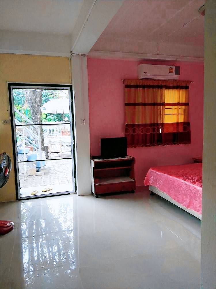 Chomlay Restaurant & Room for Rent in Rayong