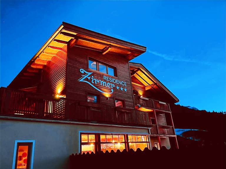 Holiday Apartment 'Residenz Zirmer Wohnung Feuer' with Mountain View, Shared Garden and Wi-Fi — photo 5