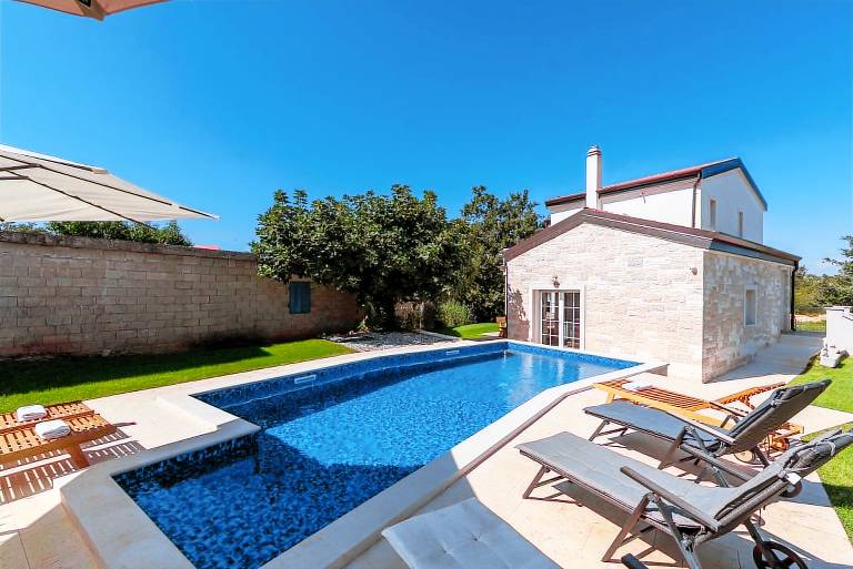 Villa with terrace, private pool & barbeque — photo 2