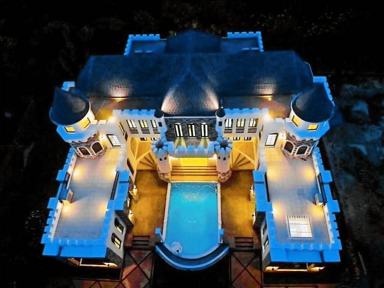 Vacation home with garden, BBQ & hot tub in Chiang Mai