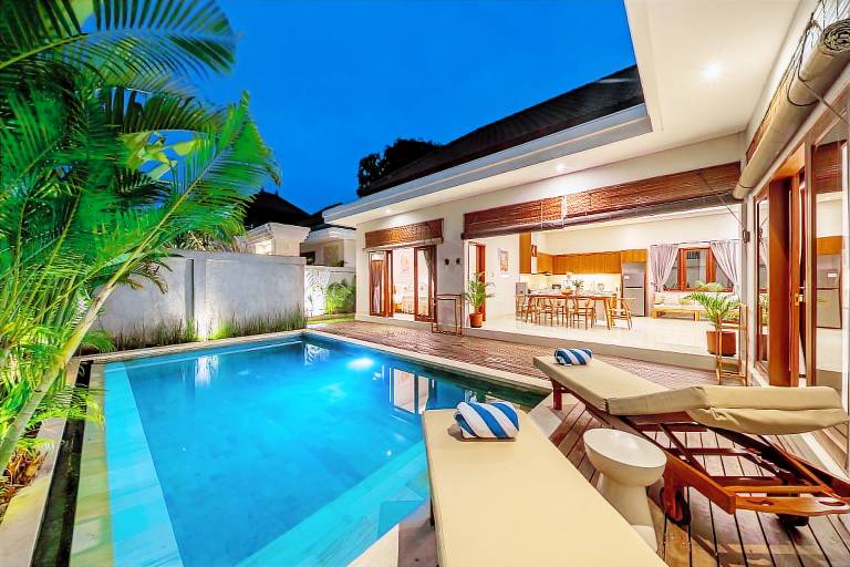 Villa with jacuzzi, yard & pool in Canggu