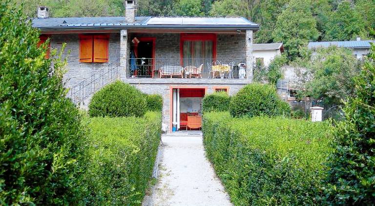 Holiday apartment with 3 rooms for 6 persons in Foix