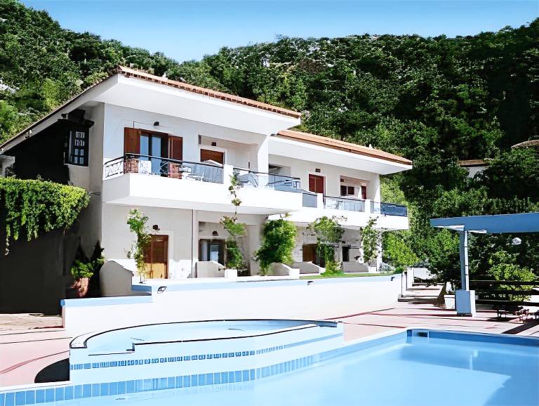 Serviced apartment with yard, pool & terrace | Close to the beach | Pets allowed — photo 3