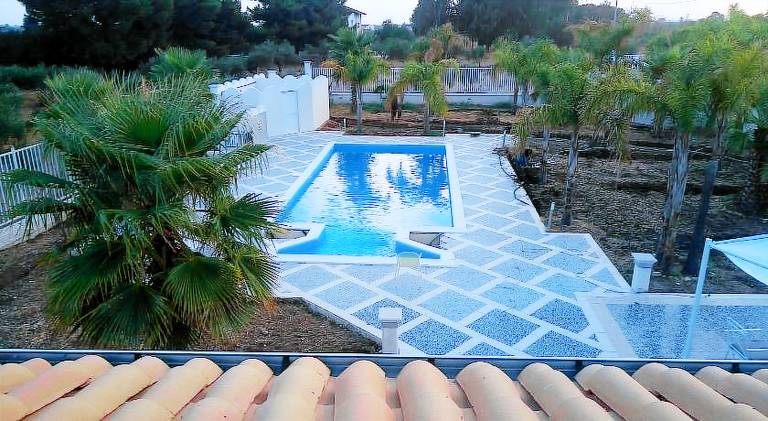 Villa with pool & hot tub — photo 4
