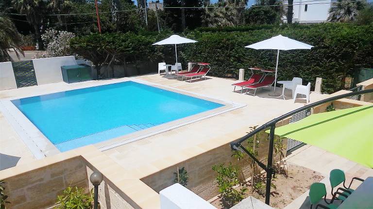 Family-friendly lovely vacation home with grill, yard & private pool | Garden view | Dogs allowed — photo 4