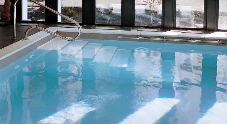 Serviced apartment with pool, terrace & yard — photo 2