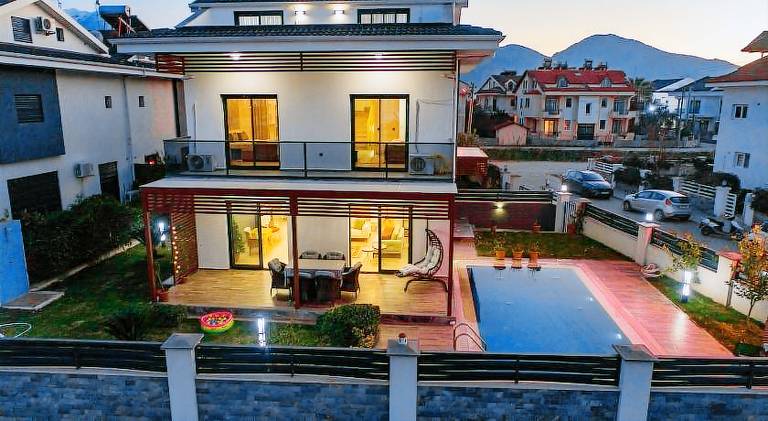 Fully equipped villa with patio, garden & private pool | Perfect for remote work | Dogs allowed — photo 5