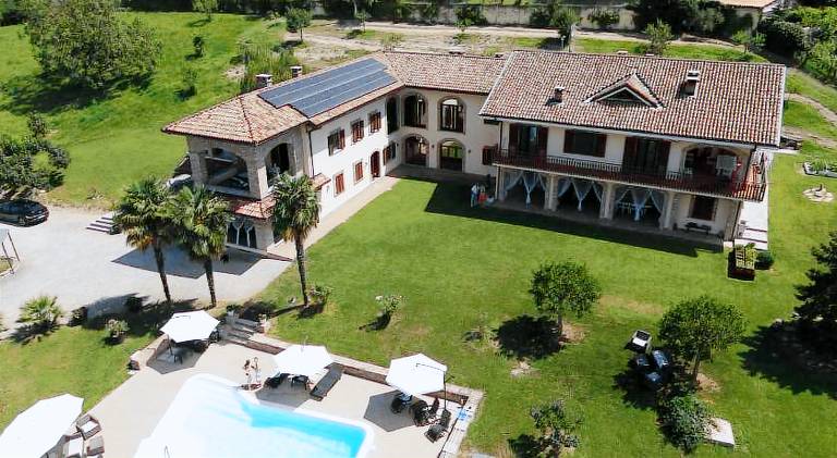 Holiday apartment with terrace, BBQ & private pool in Canelli