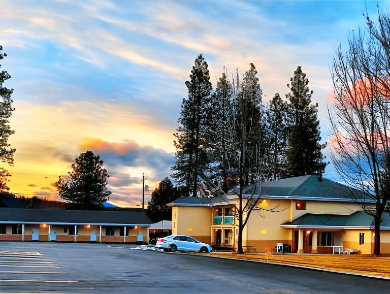 Shasta Pines Motel & Suites in Burney, CA