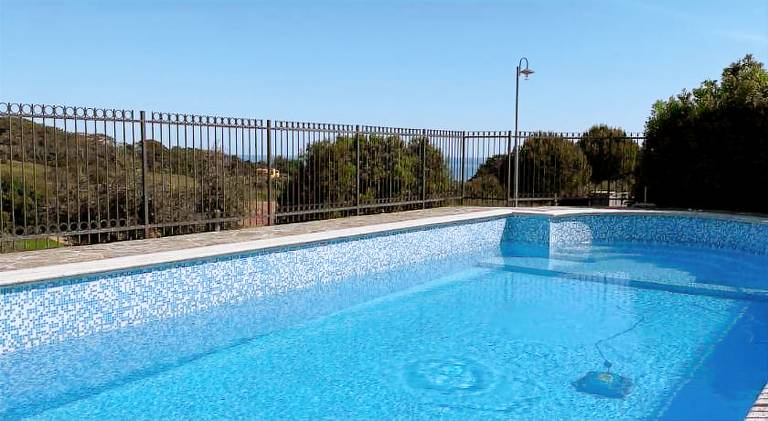 Holiday apartment with garden & pool — photo 3