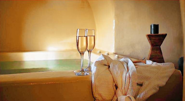 Vacation home with jacuzzi & patio in Santorini