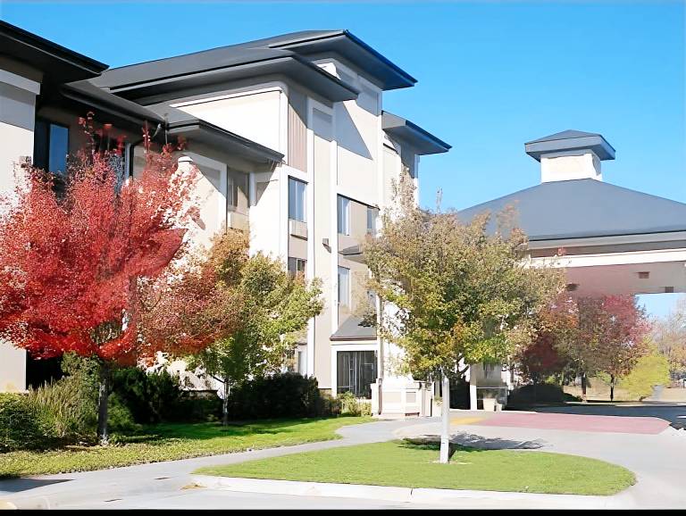 Beautiful lodge with hot tub, barbeque & pool | Pets allowed in Valentine, NE