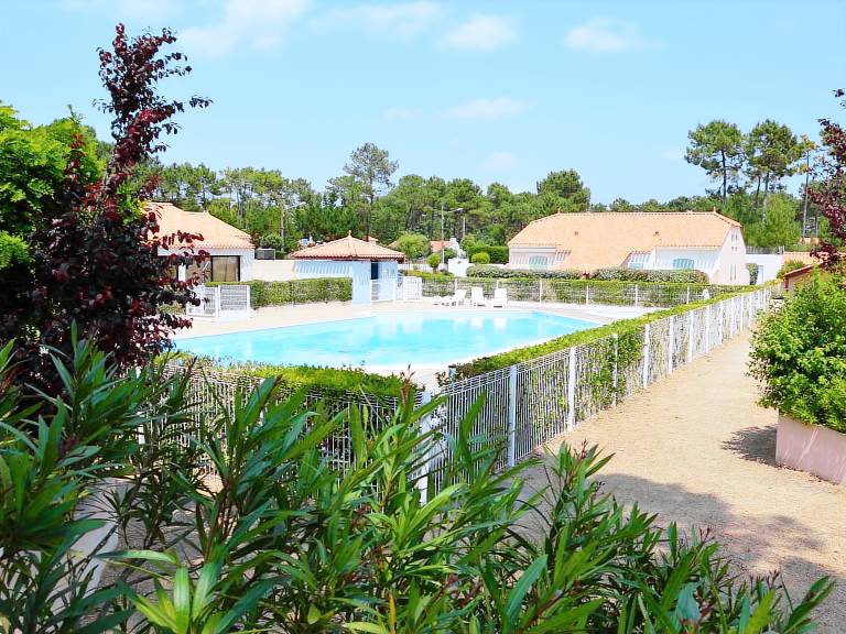 Vacation home with pool — photo 3