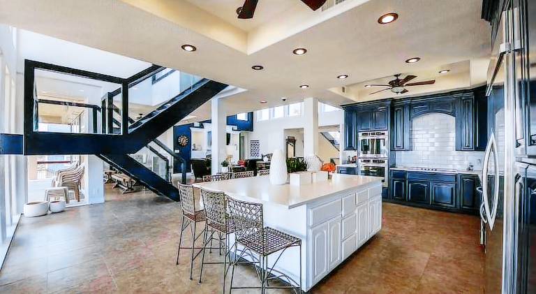 The Estate - Enormous beachfront home with panoramic ocean views — photo 3