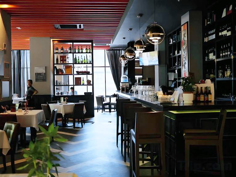 Charming holiday apartment with patio, sauna & hot tub | Close to Petaling Street | Pet-friendly — photo 5