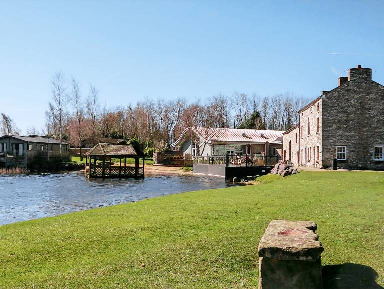 Cottage with yard — photo 2