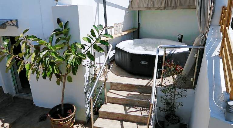Vacation home with hot tub — photo 5