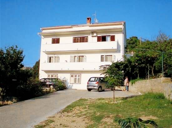 Lovely holiday apartment with barbecue, yard & fast internet | Pets are welcome in Rab
