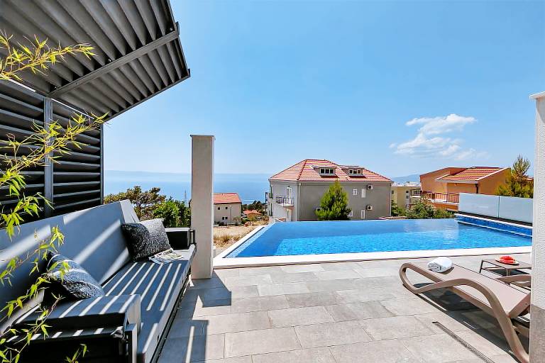 Villa with patio, barbeque & yard | City view — photo 3