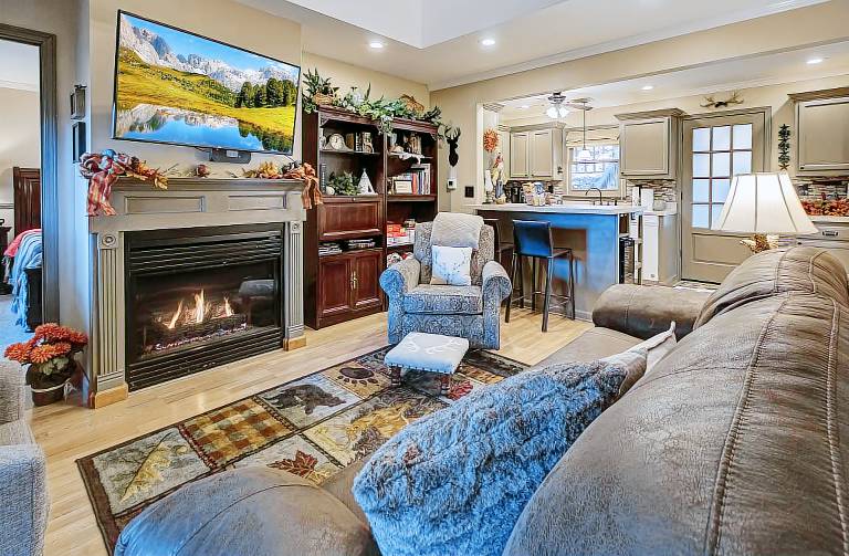 EZ drive Cabin~Private Hot Tub~Pool Table~pet friendly — photo 4