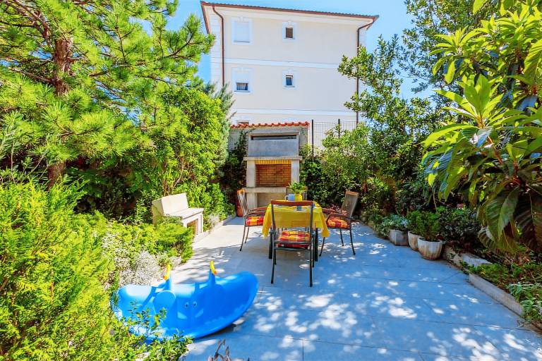 Apartment with grill & patio in Crikvenica