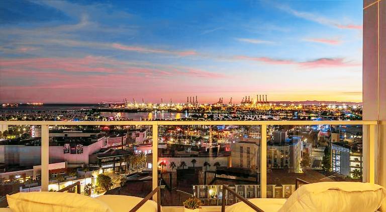 Fully equipped charming holiday apartment with pool, patio & hot tub | Good for workation | Pets are welcome in Long Beach, CA