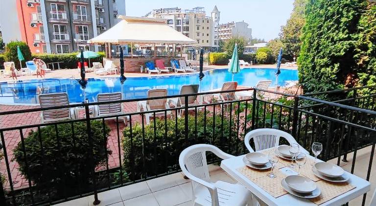 Apartment with pool in Sunny beach