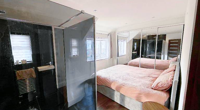 En Suite Super King Sized Bedroom Homestay Close to Doncaster Racecourse in Doncaster
