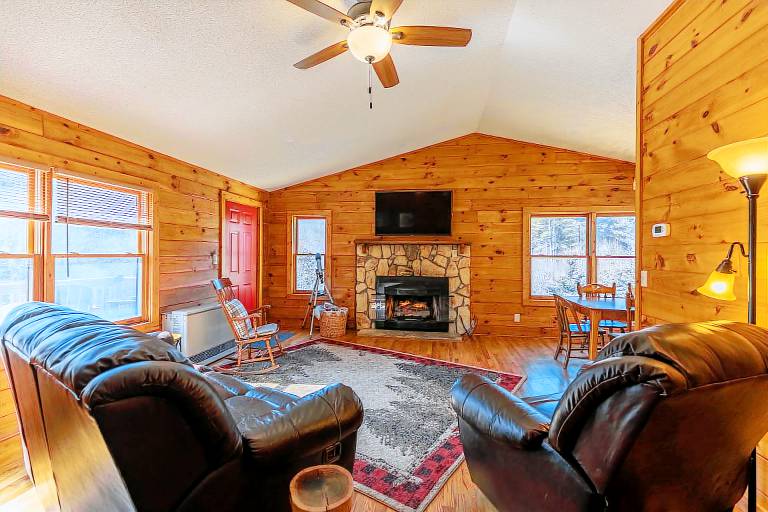Pine Creek Cabin - Quaint cabin in the heart of Blowing Rock with a hot tub! Ample privacy! — photo 5
