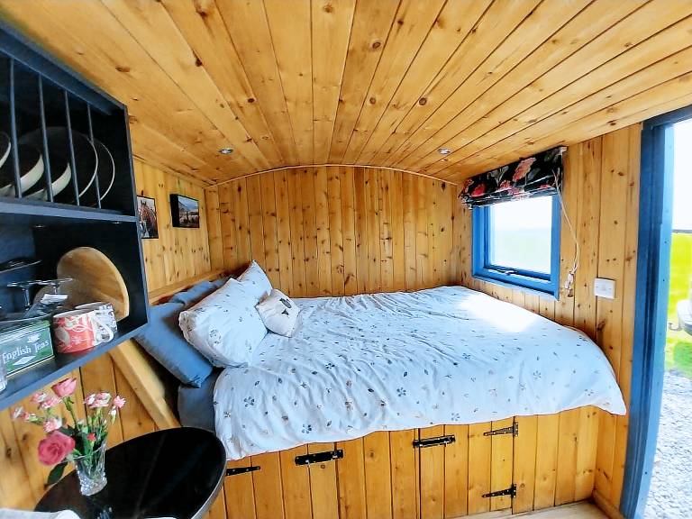 Cabin with barbecue & garden — photo 3