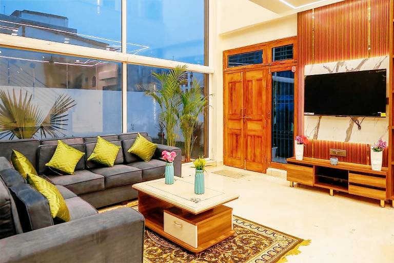 The Wayne Manor - Luxury 6BHK Villa with Lawn in Varanasi